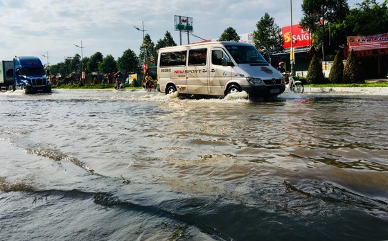 High tide floods tens of roads inner Can Tho city early October (Photo: SGGP)