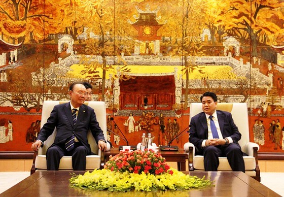 Chairman of the Hanoi municipal People’s Committee Nguyen Duc Chung (R) presents investment license to investor (Photo: VNA)