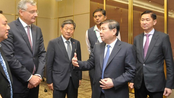 Chairman of the city People’s Committee Nguyen Thanh Phong talks to delegates at the conference (Photo: SGGP)