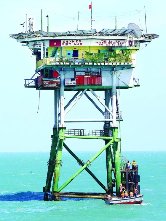 A boat transporting presents from the mainland to DK1-10 rigs, constructed for scientific research and marine services on the Truong Sa (Spratly) Archipelago, in early October (Photo: SGGP)