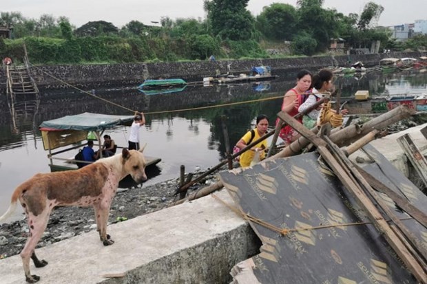 Villagers disembark from a makeshift raft along a river in Bacoor, Philippines, on Nov 14, 2019. (Photo: EPA-EFE)