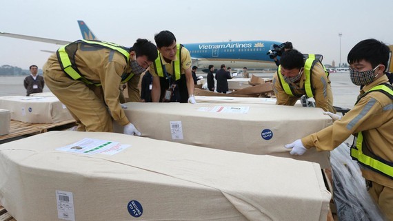 Sixteen bodies of the Essex lorry victims arrive at Noi Bai International Airport, Hanoi, on a Vietnam Airlines flight on Wednesday morning. (Photo: VNA/VNS)
