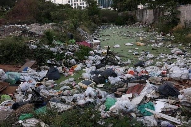 Plastic bags captured near the RCA entertainment district on Kamphaeng Phet 7 Road, Thailand (Photo: bangkokpost.com)