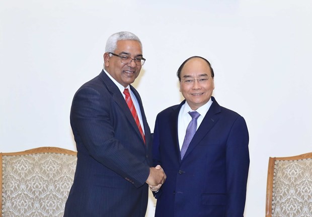 Prime Minister Nguyen Xuan Phuc (R) and Cuban Minister of Justice Oscar Manuel Silveira Martínez (Photo: VNA)