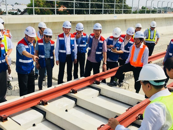 Above-ground rail installation of Ben Thanh-Suoi Tien metro line (Photo: SGGP)