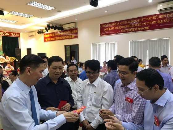 Deputy chairman of HCMC People’s Committee Tran Vinh Tuyen visits and gives red envelopes to employees of Saigon Co.op and Satra on January 30 (Photo: SGGP)