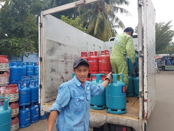 Gas price drops VND17,000 a 12kg cylinder