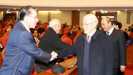 Party General Secretary and President Nguyen Phu Trong (front, right) greets former Party and State leaders at the meeting in Hanoi on February 2 (Photo: VNA)