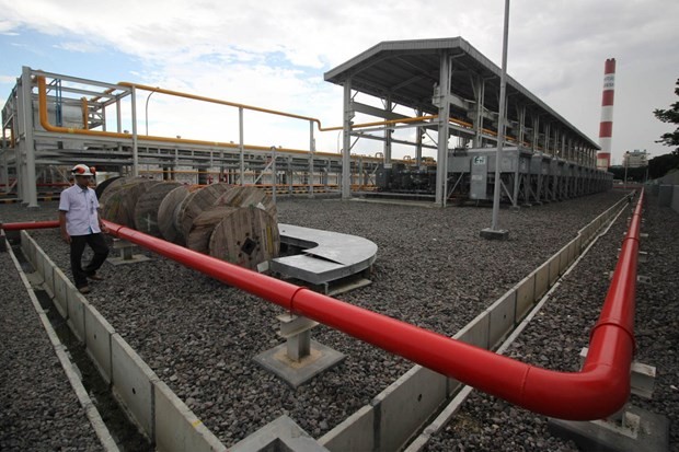 A worker inspects a gas pipeline (Photo: Antara)