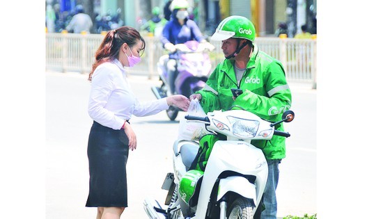 Consumers receiving online ordered goods (Photo: SGGP)