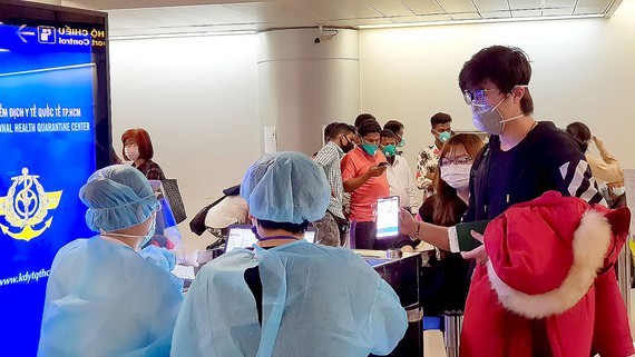 Passengers make medical declaration at Tan Son Nhat Airport on March 18 (Photo: SGGP)