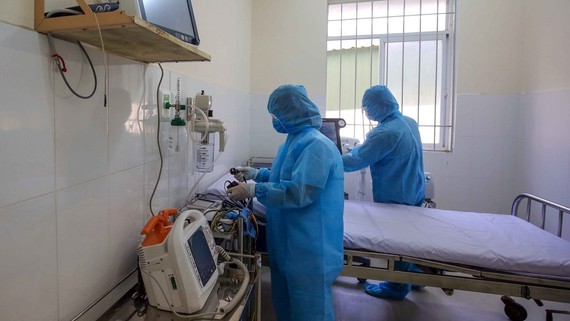 Workers install medical equipment at the hospital treating Covid-19 disease in Can Gio District, HCMC (Photo: SGGP)