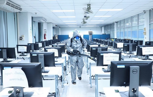 Disinfecting an empty office in Thailand (Source: AFP/VNA)