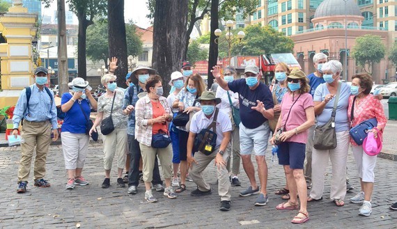 Foreign visitors to HCMC (Photo: SGGP)