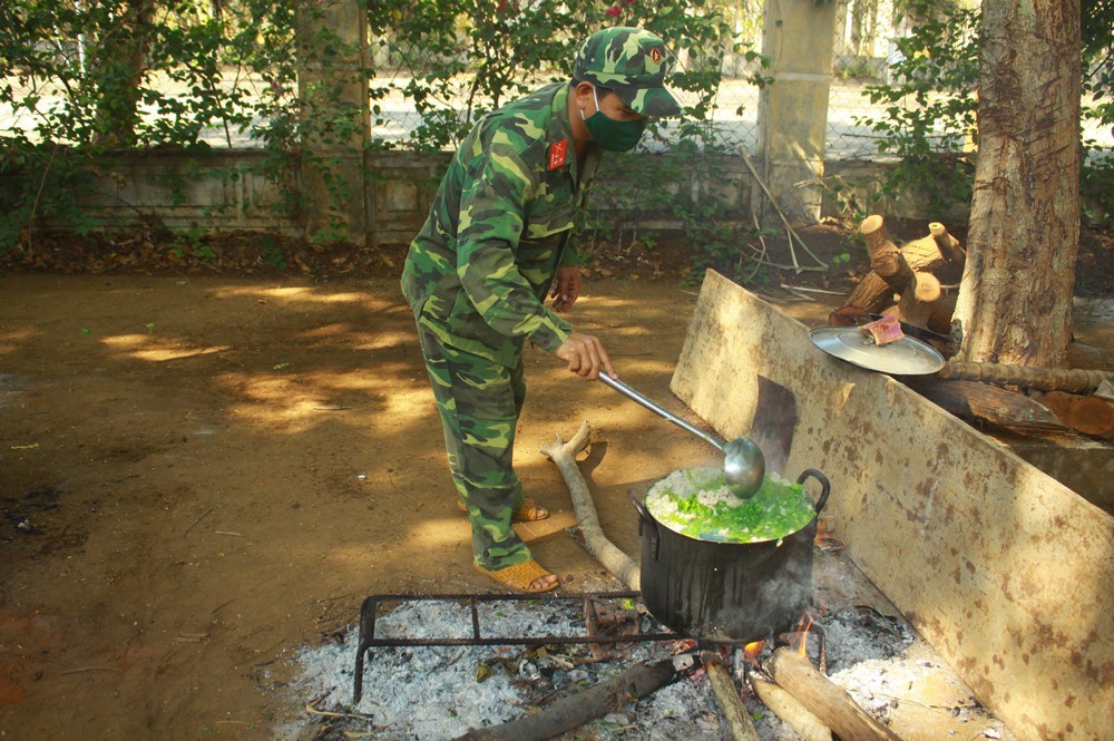 Field hospital gets meals from local soldiers during Covid-19