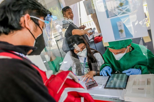 A man registers for COVID-19 testing in Manila capital of the Philippines on September 3 (Photo: Xinhua/VNA)