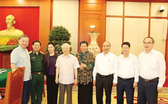 Party General Secretary and President Nguyen Phu Trong (4th, L) at the working session (Photo: VNA)