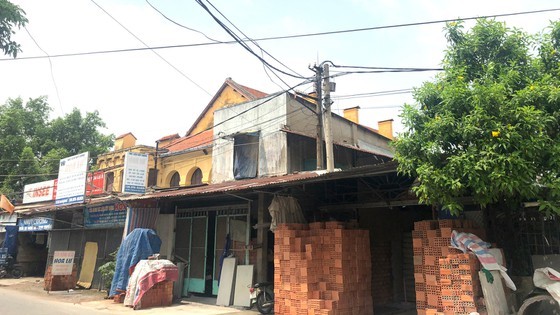 Houses blocking the front of the old citadel