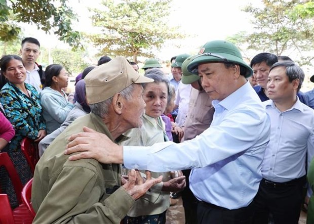 The PM sent his kind regards and profound sharing from leaders of the Party and State to the people and soldiers in the region (Photo: VNA)