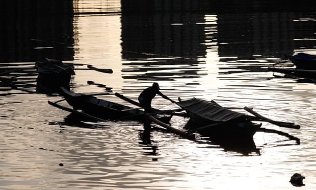 A fisherman secures a boat in preparation for Typhoon Goni in Manila, Philippines (Source: EPA/VNA)