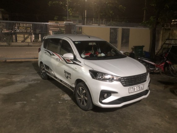 The car carrying four Chinese people illegally entering Vietnam