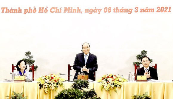 Prime Minister Nguyen Xuan Phuc (C) speaks at the event (Photo: VNA)