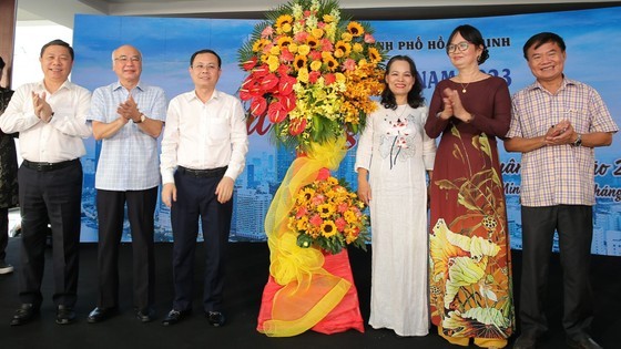 HCMC leaders congratulate the Vietnam Poetry Day (Photo: SGGP)