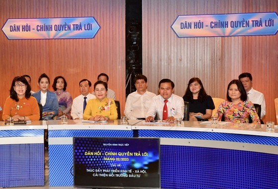 Chairwoman of the municipal People's Council Nguyen Thi Le (yellow ao dai) at the program Chairwoman of the municipal People's Council Nguyen Thi Le (yellow ao dai) at the program