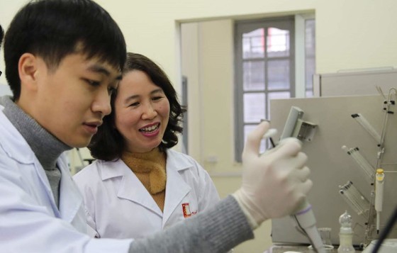Prof. Dr. Le Minh Thang guiding lab students at Hanoi University of Science and Technology Prof. Dr. Le Minh Thang guiding lab students at Hanoi University of Science and Technology