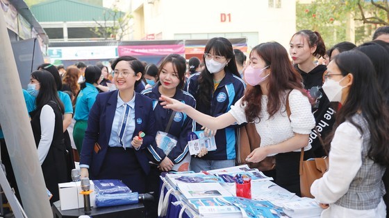 Students seeking job opportunities at a job fair (Photo: SGGP)