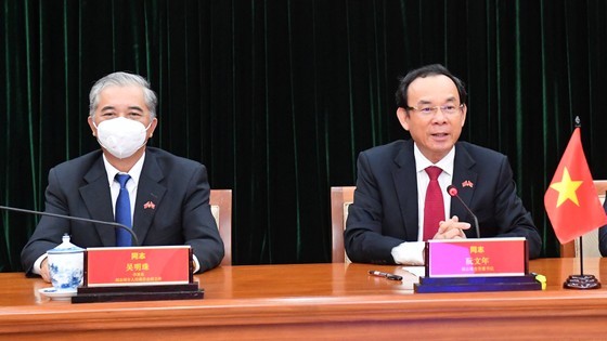 Secretary of the HCMC Party Committee Nguyen Van Nen (R) and Vice Chairman of the HCMC People's Committee Ngo Minh Chau at the online meeting. (Photo: SGGP) Secretary of the HCMC Party Committee Nguyen Van Nen (R) and Vice Chairman of the HCMC People's Committee Ngo Minh Chau at the online meeting. (Photo: SGGP)