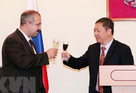 Vice Chairman of HCMC People's Committee, Duong Anh Duc (R) expresses his congratulations to Russian Consul General in HCMC Sadykov Timur Sirozhevich. (Photo: VNA) Vice Chairman of HCMC People's Committee, Duong Anh Duc (R) expresses his congratulations to Russian Consul General in HCMC Sadykov Timur Sirozhevich. (Photo: VNA)
