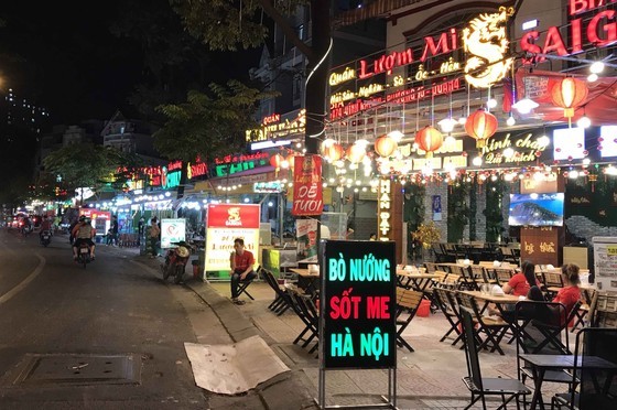 The entire sidewalk of Vinh Khanh Street (District 4) is encroached for business (Photo: SGGP/ Hoang Hung) The entire sidewalk of Vinh Khanh Street (District 4) is encroached for business (Photo: SGGP/ Hoang Hung)