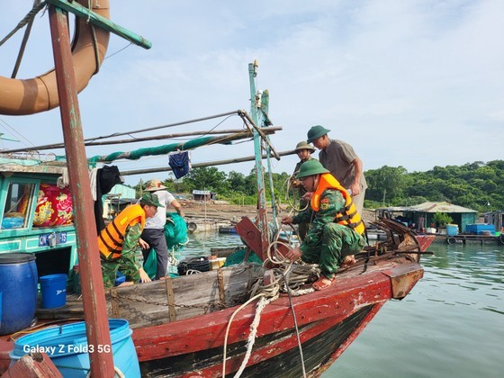 Military soldiers help residents brace for storm Talim in Quang Ninh Province (Photo: Quang Ninh Newspaper) Military soldiers help residents brace for storm Talim in Quang Ninh Province (Photo: Quang Ninh Newspaper)