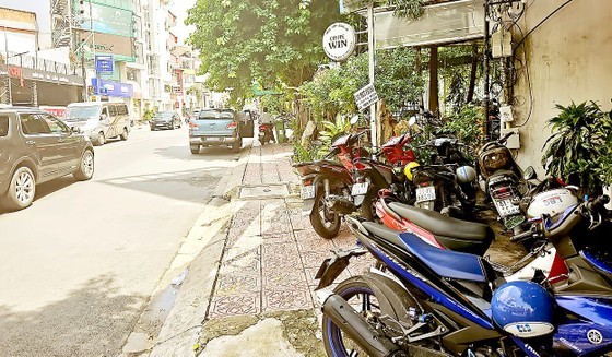 The sidewalk section of Ut Tich Street, Tan Binh District is used as parking for customers The sidewalk section of Ut Tich Street, Tan Binh District is used as parking for customers