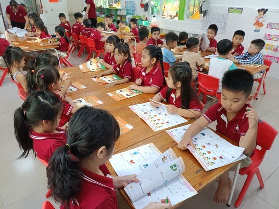 Children get acquainted with letters at a non-public preschool in Thu Duc City, HCMC (Photo: SGGP) Children get acquainted with letters at a non-public preschool in Thu Duc City, HCMC (Photo: SGGP)
