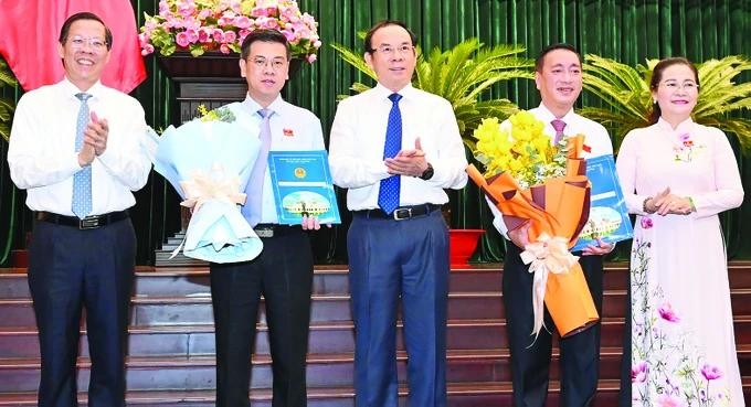 Secretary of HCMC Party Committee Nguyen Van Nen (C), Chairman of Ho Chi Minh City People’s Committee Phan Van Mai (L) and Chairwoman of Ho Chi Minh City People's Council Nguyen Thi Le (R) congratulate Mr. Pham Thanh Kien (2nd, R) and Mr. Nguyen Van Dung (2nd, L), who have been approved to be Vice Chairman of the municipal People’s Council and Vice Chairman of the municipal People's Committee. (Photo: SGGP) Secretary of HCMC Party Committee Nguyen Van Nen (C), Chairman of Ho Chi Minh City People’s Committee Phan Van Mai (L) and Chairwoman of Ho Chi Minh City People's Council Nguyen Thi Le (R) congratulate Mr. Pham Thanh Kien (2nd, R) and Mr. Nguyen Van Dung (2nd, L), who have been approved to be Vice Chairman of the municipal People’s Council and Vice Chairman of the municipal People's Committee. (Photo: SGGP)