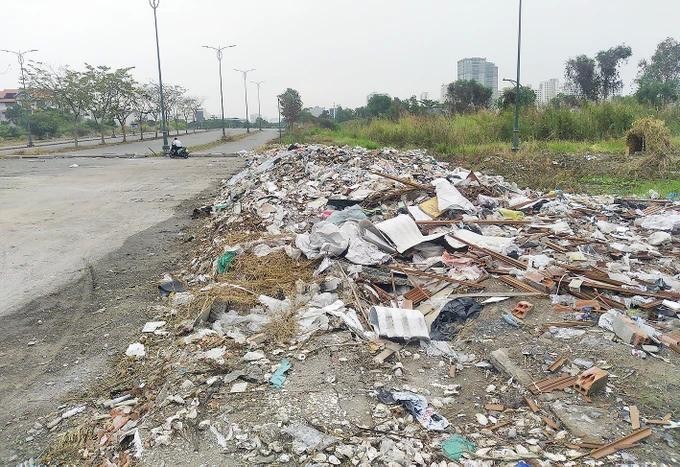 Indiscriminate littering in Thu Thiem New Urban Area, Thu Duc City, Ho Chi Minh City in the photo taken on April 18, 2023 by Sai Gon Giai Phong s3b-6103jpg-1495.jpg