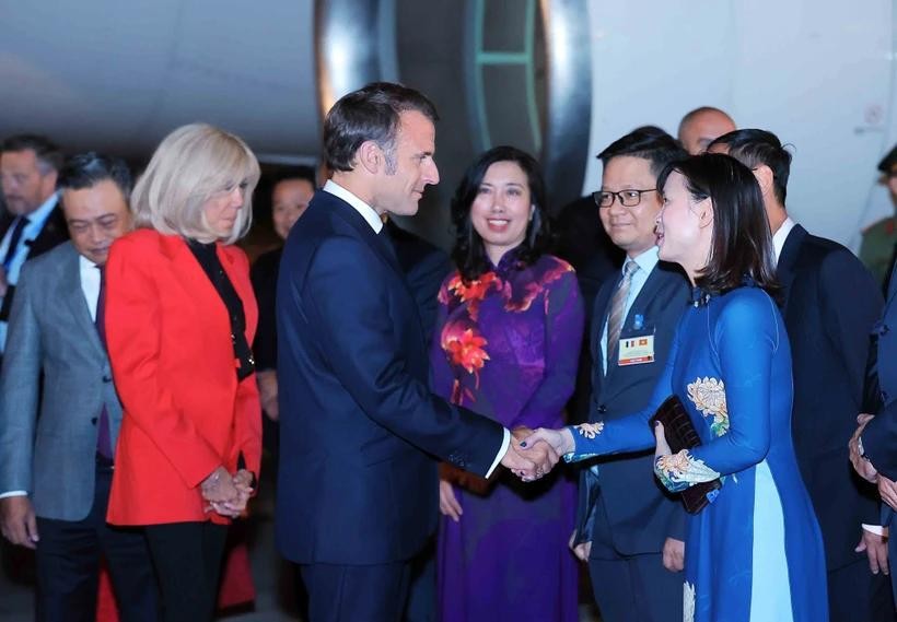 French President Emmanuel Macron and his spouse Brigitte Macron are welcomed at Noi Bai International Airport in Hanoi on May 25 evening. (Photo: VNA) french-president-begins-state-visit-to-vietnam-1.jpg