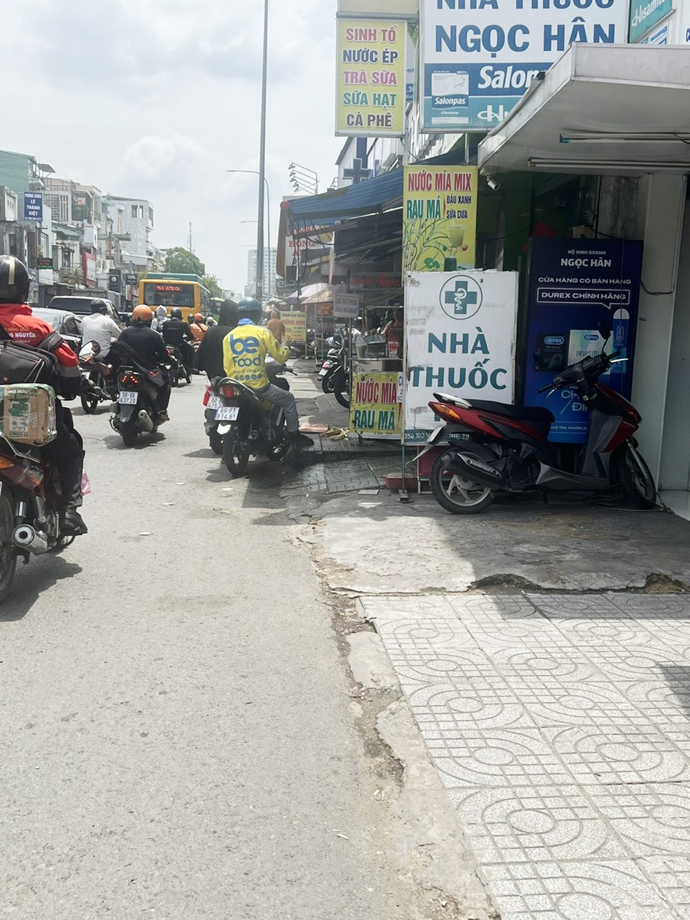 The sidewalk on Xo Viet Nghe Tinh Street in Binh Thanh District has been encroached for commercial purposes, leaving no space for pedestrians to use D4b.jpg