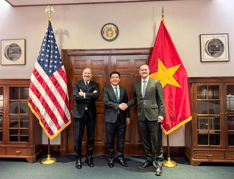 From left to right: US Secretary of Commerce Howard Lutnick, Vietnamese Minister of Industry and Trade Nguyen Hong Dien and Ambassador Jamieson Greer, US Trade Representative. (Photo: VNA) vna-potal-ket-thuc-vong-dam-phan-lan-thu-3-hiep-dinh-song-phuong-ve-thuong-mai-doi-ung-viet-nam-hoa-ky-8093654.jpg
