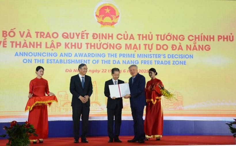 Permanent Deputy Prime Minister Nguyen Hoa Binh (second from right) presents the Prime Minister's decision to establish the Da Nang Free Trade Zone on June 22. (Photo: VNA) vietnam-establishes-first-free-trade-zone-in-da-nang-1.jpg