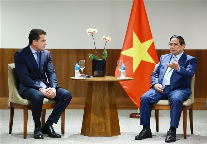 Prime Minister Pham Minh Chinh (R) at his meeting with a leader of the JBS group in Rio de Janeiro on July 6. (Photo: VNA) pham-minh-chinh.jpg