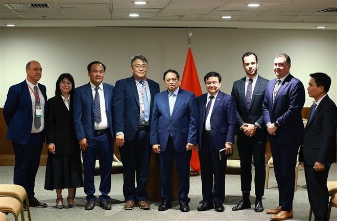PM Pham Minh Chinh and leaders of Granja Fujikura in a group photo. (Photo: VNA) pham-minh-chinh-fujiuka.jpg