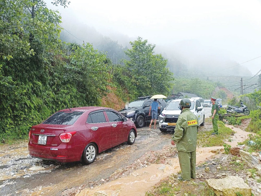 National Highway 4D and Provincial Road 155 in Ta Phin Commune, Lao Cai Province have been congested due to landslide (Photo: SGGP) sat-lo-o-lao-cai.jpg