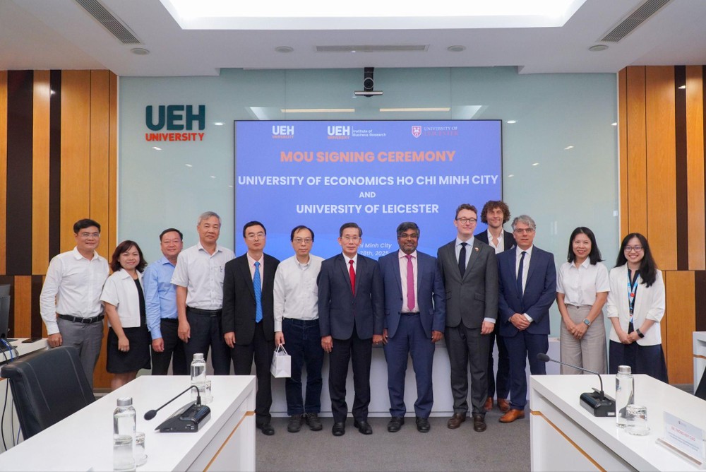 Representatives from the University of Economics Ho Chi Minh City, the University of Leicester, and the British Consulate General in Ho Chi Minh City at the signing ceremony. image001.jpg