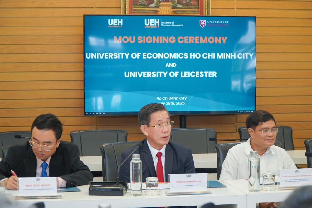 Prof. Su Dinh Thanh delivers a welcome speech to the delegation from the University of Leicester. image003.jpg