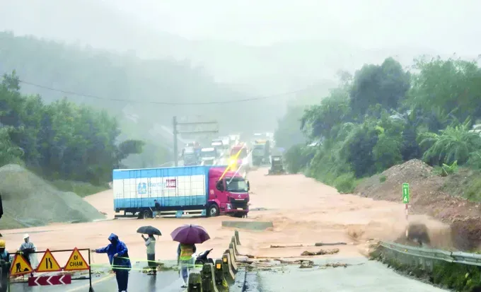Floodwaters overflow La Son–Tuy Loan Expressway running through Khe Tre Commune, Hue City, causing heavy traffic congestion. (Photo: SGGP) 1a-1564-5889.jpg
