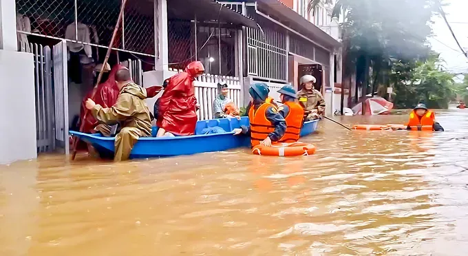 Rescue forces evacuate residents from flooded houses in An Cuu Ward, Hue City, at noon on October 27. (Photo: SGGP) 7a-959-5817.jpg