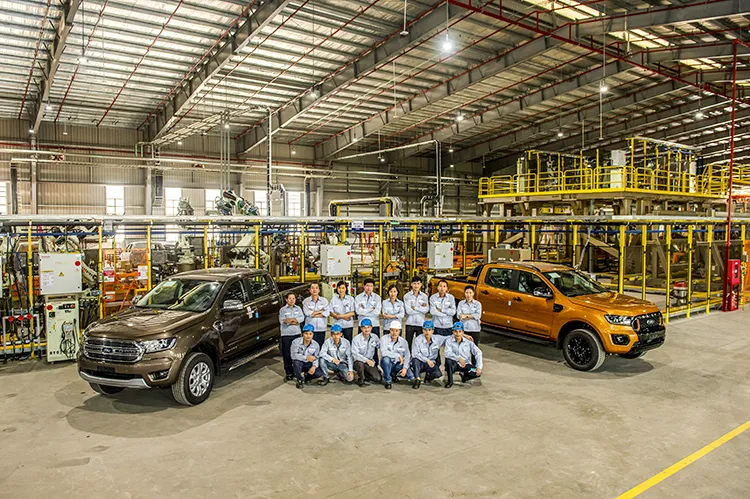 Đội ngũ công nhân và kỹ sư tại phân xưởng lắp ráp Ford Ranger - một nhà xưởng được đầu tư hiện đại sử dụng vật liệu tôn từ Tập đoàn NS BlueScope, tích hợp công nghệ ACTIVATETM duy nhất tại thị trường Việt Nam, cho độ bền nhà xưởng vượt trội Đội ngũ công nhân và kỹ sư tại phân xưởng lắp ráp Ford Ranger - một nhà xưởng được đầu tư hiện đại sử dụng vật liệu tôn từ Tập đoàn NS BlueScope, tích hợp công nghệ ACTIVATETM duy nhất tại thị trường Việt Nam, cho độ bền nhà xưởng vượt trội